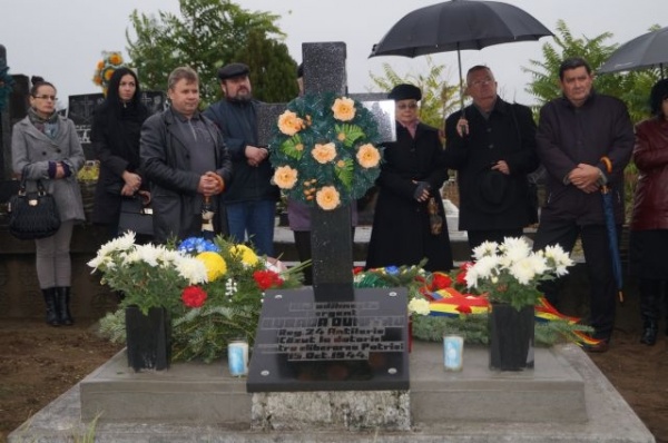 Academia Română  prezentă la mormintele eroilor din zona  Careiului cu jerbe de flori