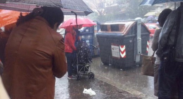 Situaţie tensionată în Italia, mii de români la cozi scandează în ploaie împotriva Guvernului