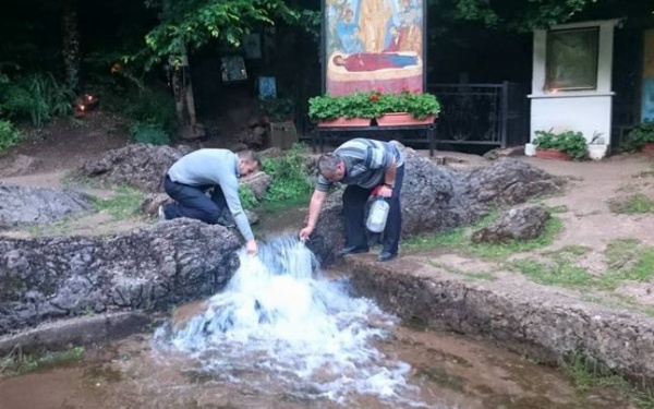 Puterile miraculoase ale apei de la Mănăstirea Izbuc. Izvorul, unic în Europa