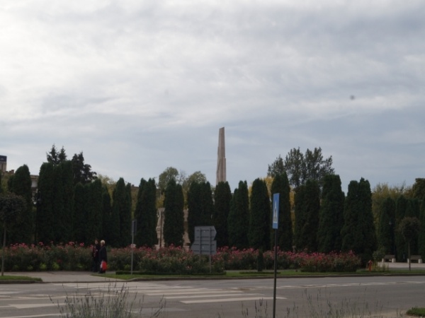 Primăria Carei menţine camuflajul la obiectivul Monumentul Ostaşului Român