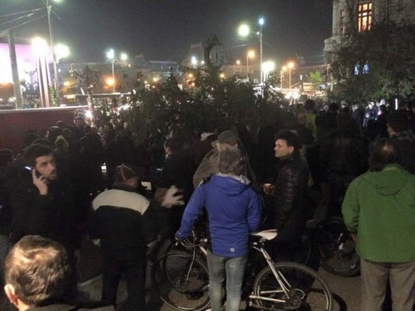 Mii de oameni cer în stradă demisia lui Piedone si a Guvernului