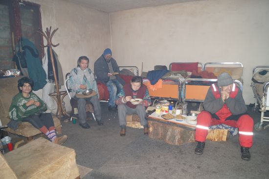 Alba-neagra cu adăpostul de noapte din Carei