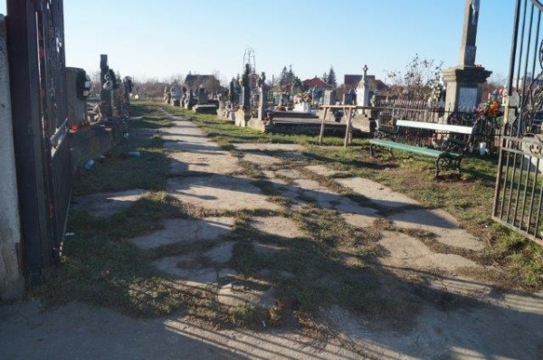 Careienii români cer ajutorul celor maghiari pentru a sensibiliza primarul Kovacs să asfalteze aleile din cimitir