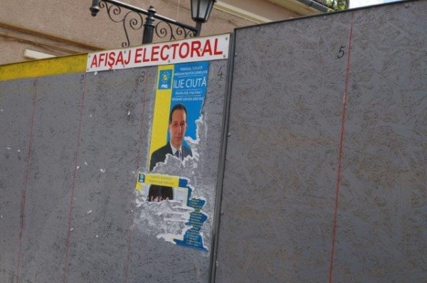 A  început distrugerea afişelor electorale. Poliţia Locală nu a văzut nimic