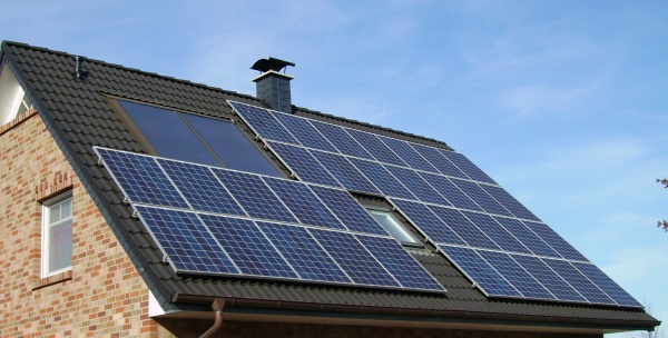 Cine are panouri solare pe casă nu va putea să câștige bani livrând energie distribuitorilor ci doar să-și reducă facturile de consum