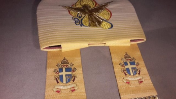 Legături de taină între tricolorul românesc de pe mitra Papei Ioan Paul al doilea și oierii vlahii din Carpații păduroși polonezi
