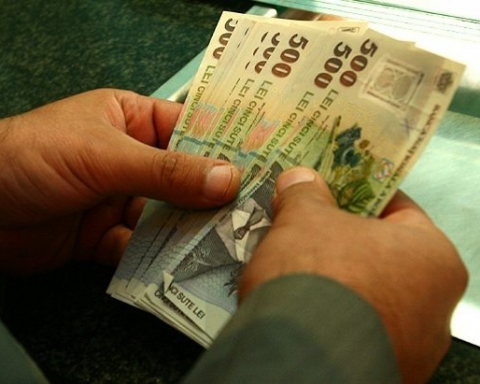 Banii pierduți de o careiancă au fost găsiți de  polițiști. Accident la Petrești