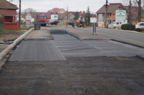 La Carei se repară drumul recent consolidat şi asfaltat