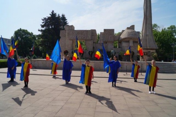 Depuneri de coroane la Monumentul Ostaşului Român înconjurat de tuia de peste 9 m înălţime