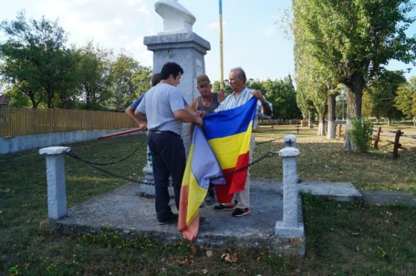 Drapel nou la bustul lui Avram Iancu din Ianculeşti