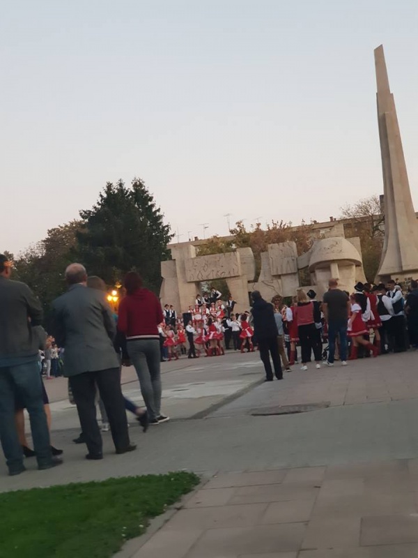 Tinerii maghiari din Carei sărbătoresc Balul strugurilor pe Monumentul Ostaşului Român