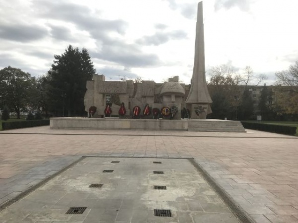 Au dispărut drapelele naţionale din jurul Monumentului Ostaşului Român de la Carei