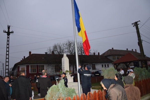 Catarg cu drapel românesc la Căuaş