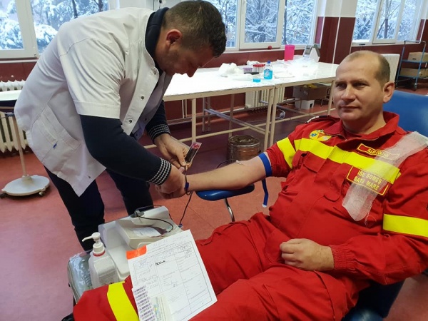 Salvatorii donează sânge pentru viaţă! Campania pompierilor pentru salvare de vieţi