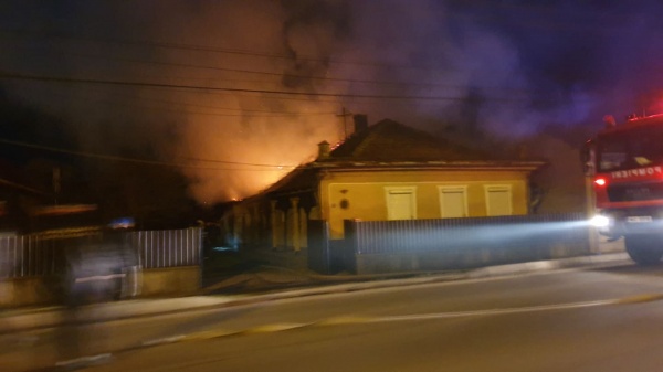 Incendiu puternic la 2 case de locuit din Carei