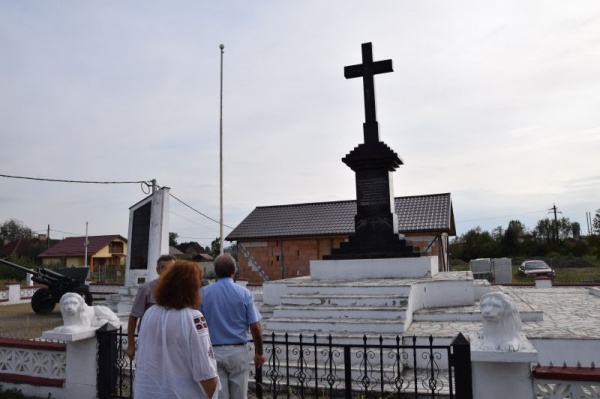 O rugăciune la Monumentul Eroilor din Satulung