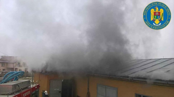 Incendiu la acoperişul unui atelier de confecţii metalice
