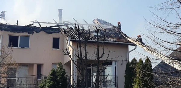Atenție unde dați foc resturilor vegetale! Incendiu la o casă de locuit din Negrești-Oaș