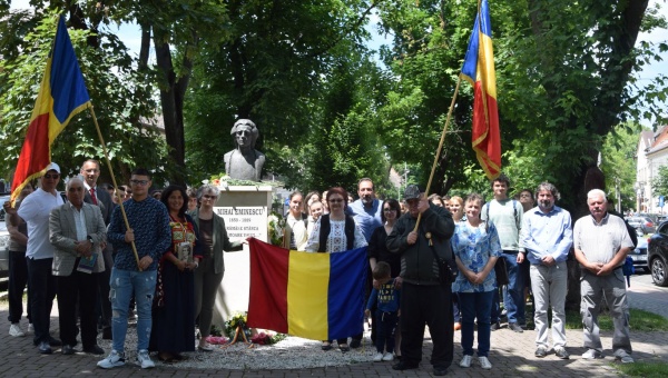ASTRA Carei a organizat comemorarea lui Mihai Eminescu în fața bustului acestuia