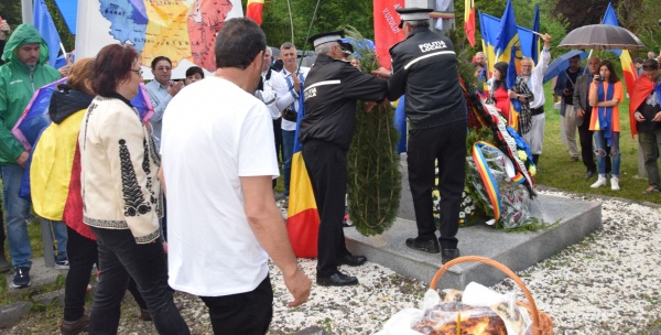 ziua eroilor uz coroane astra