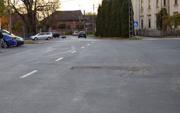 Atenție șoferi! Au uitat să refacă asfaltul tăiat pe strada Iuliu Maniu
