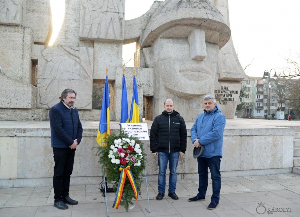 Coroană de flori depusă de Direcția de Cultură Carei în memoria eroilor Revoluției Române