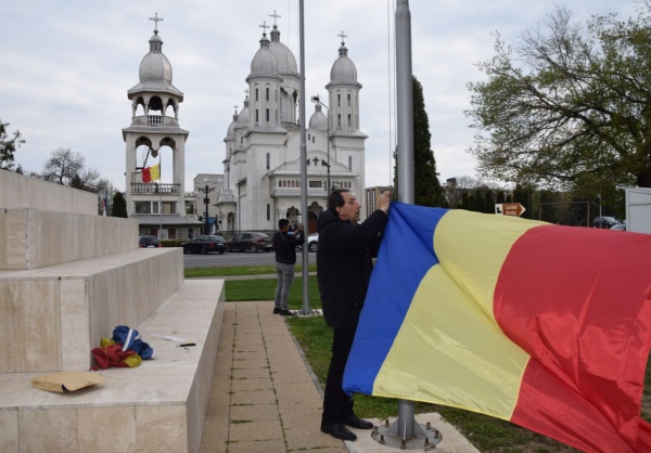 Steaguri noi la bustul lui Avram Iancu și la Monumentul românilor expulzați în 1940 din Carei