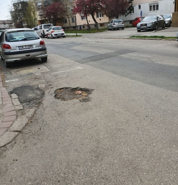 Se surpă asfaltul de pe străzile reabilitate din Carei