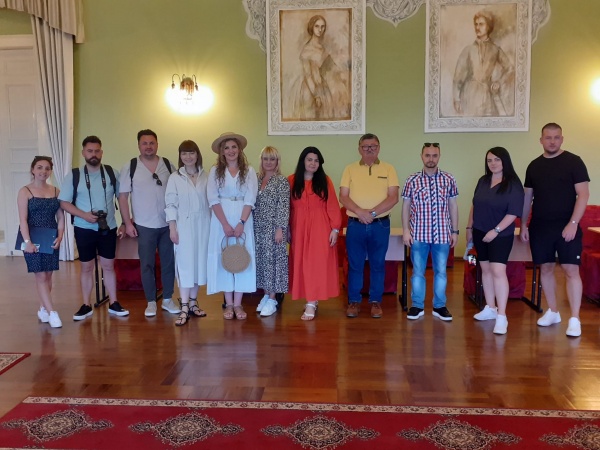 Influencerii veniți pentru Info-Trip la Carei au fost primiți de primarul evazionist în Sala Festivă fără simboluri românești