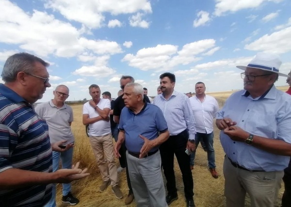 Primarul evazionist care s-a înghesuit la poze cu ministrul agriculturii dar nu l-a condus la culturile compromise ale fermierilor de rând