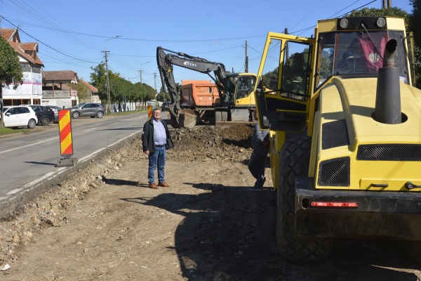 Primarul evazionist Kovacs a ieșit la inspectat lucrări la porțiunea de drum pentru care s-au mai alocat bani din credit