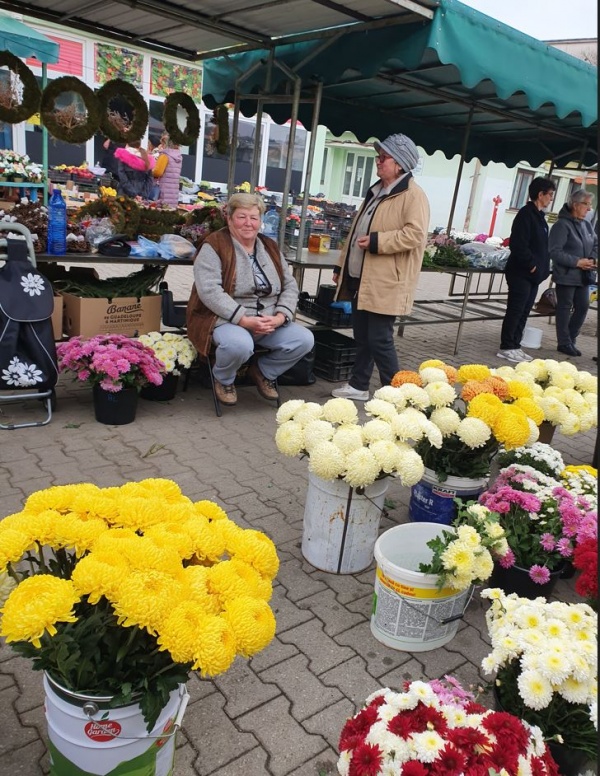 Piața Carei inundată de coronițe și flori multicolore