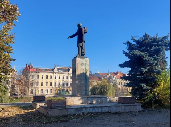 S-a eliberat statuia lui Mihai Eminescu de la Oradea