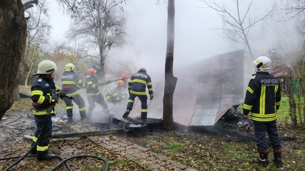 Incendiu violent la o cabană din Bercu Roșu