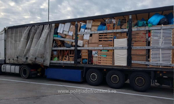 Se forțează frontiera României la Petea de automarfare cu zeci și zeci de tone de deșeuri