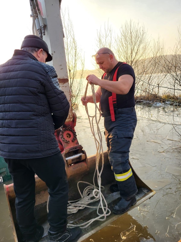 Autoutilitară surprinsă de inundații la Călinești Oaș. Persoane blocate