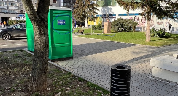 Aglomerație de WC-uri publice în Centrul Civic Satu Mare zona bustului lui Avram Iancu