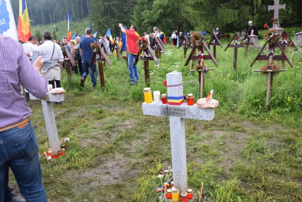 Doar crucile românilor trebuie demolate în România? În cimitirul valea Uzului nu au autorizație nici crucile și monumentele maghiarilor