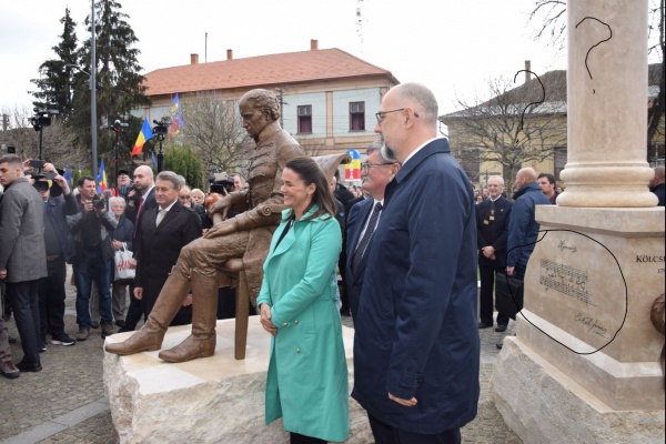 Procesul pentru amplasarea ilegală a grupului statuar din fața Primăriei Carei s-a mutat la Judecătoria Oradea
