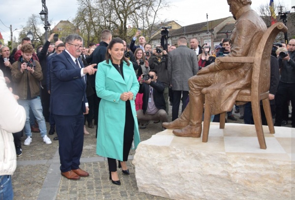 Primarul UDMR toacă banii careienilor pentru sancțiunile primite pentru amplasarea ilegală a grupului statuar ce conține strofa din Imnul Ungariei
