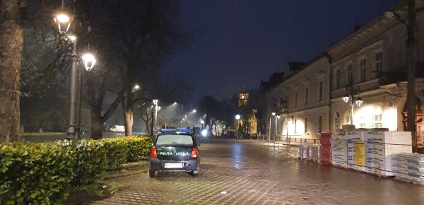 Poliția Locală Carei stă de pază și noaptea la statuia politicianului maghiar