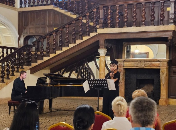 Demonstrație de virtuozitate a pianistului Victor Vechiu la Carei