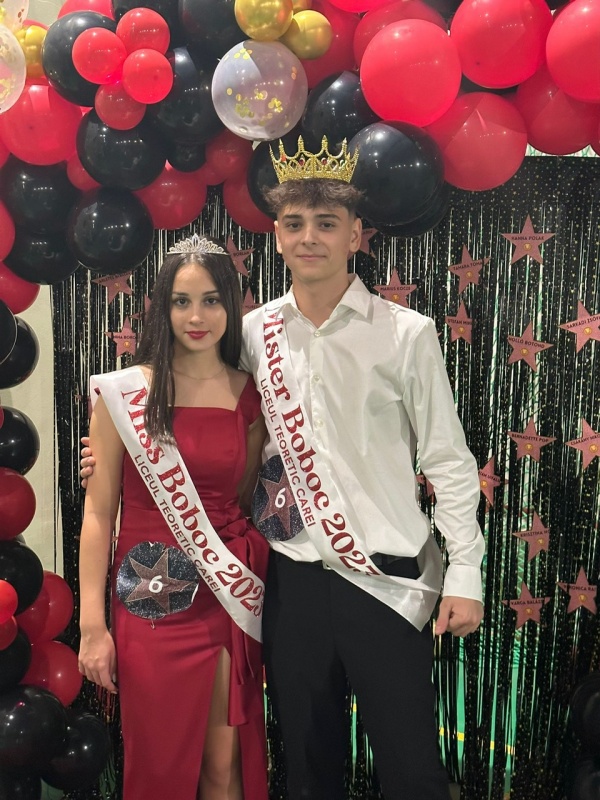 Alexandra Comiati și Luca Mureșan sunt Miss și Mister Boboc 2023 la Liceul Teoretic Carei