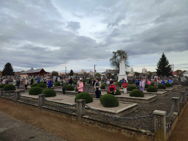 Elevi de la Liceul Teoretic Carei au depus flori la mormintele eroilor români
