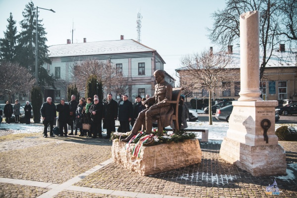 Guvernul Ciolacu s-a făcut  preș în fața UDMR. Manifestări ale demnitarilor și consilierilor la o statuie fără forme legale