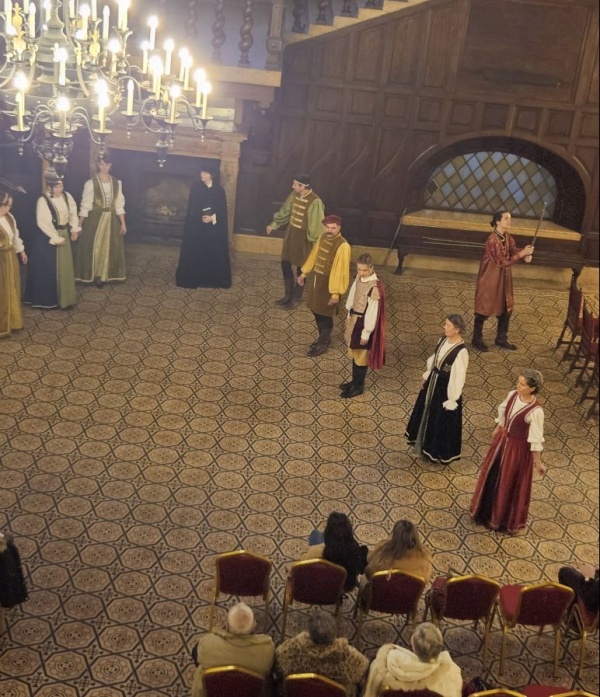 Spectacol de dans istoric maghiar cu Ansamblul Renaissance la Castelul Károlyi din Carei