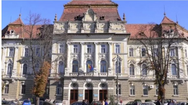 Judecătoria Oradea va decide dacă e legală inscripția cu strofa din Imnul Ungariei în fața Primăriei Carei din România
