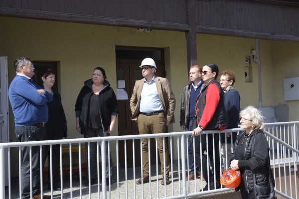 Nănașul Kovacs duce consilierii PSD și UDMR în vizită la șantierul deschis la fina de la conducerea unei grădinițe