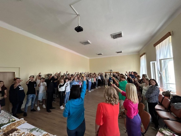 VIDEO. Serenada de rămas bun a elevilor claselor a XII-a de la Liceul Tehnologic Iuliu Maniu Carei