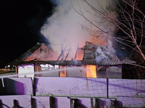 Două incendii lichidate într-o noapte de pompierii sătmăreni și careieni. VIDEO